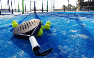 Service Tennis se positionne comme un acteur majeur dans la construction de courts de tennis durables à Toulon. En intégrant des solutions