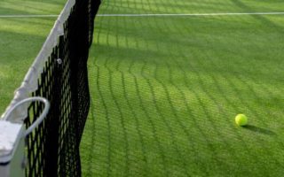 Construction d'un court de tennis en gazon synthétique à Saint-Tropez