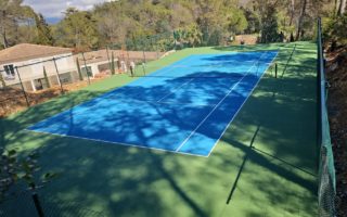 Construction d'un court de tennis en béton poreux à Cannes