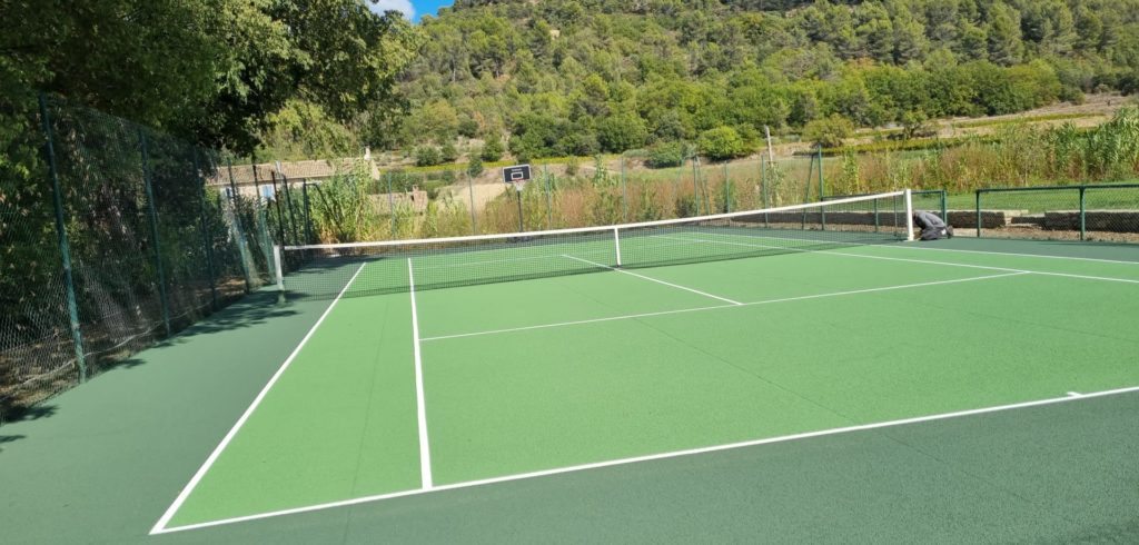 Construction d'un court de tennis en béton poreux à Cannes