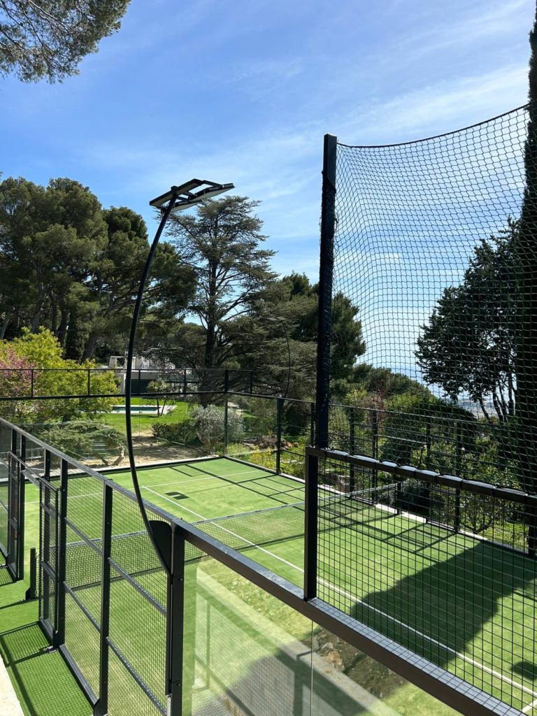 Construction d'un court de tennis en gazon synthétique à Nice