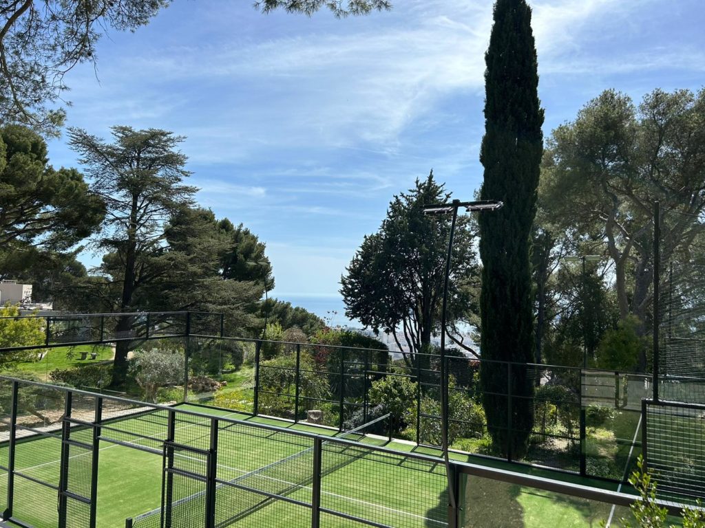 Construction d'un court de tennis en gazon synthétique à Nice