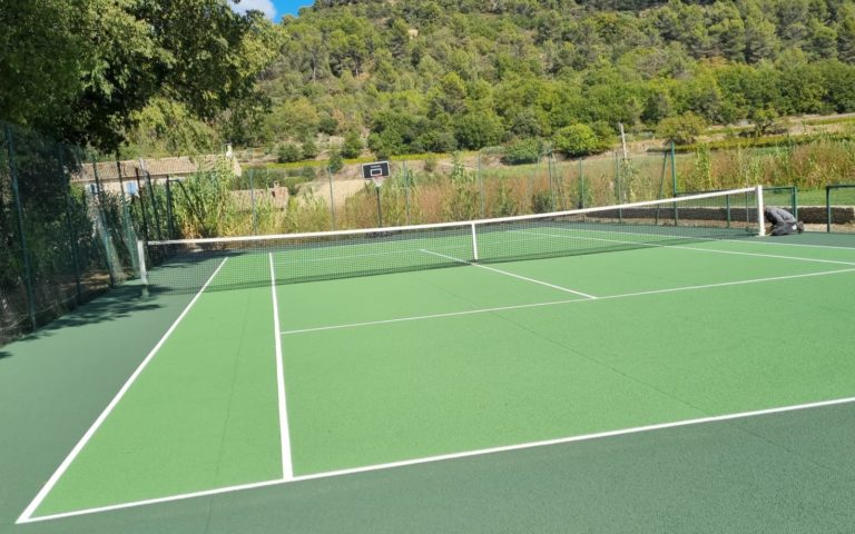 Construction d'un court de tennis en béton poreux à Cannes