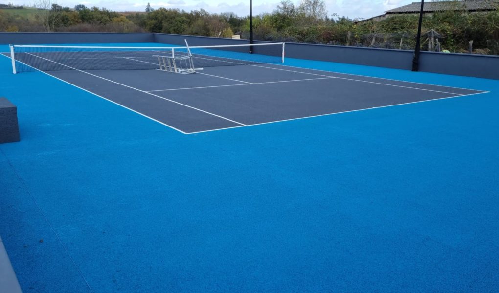 Construction d'un court de tennis en béton poreux à Cannes