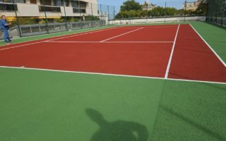 Construction d'un court de tennis en béton poreux à Nice