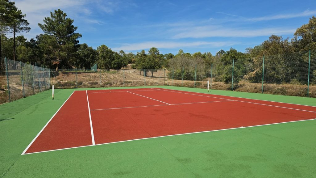 Construction d'un court de tennis en béton poreux à Nice